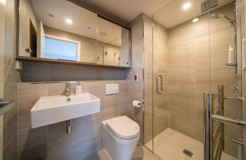 Arthur's Point Apartment | Modern Apartment with Mountain Views-free parking