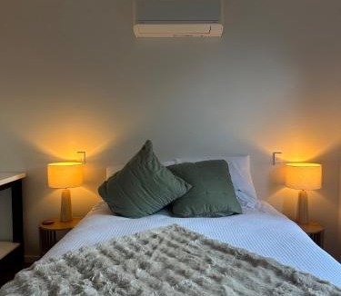 Paraparaumu Beach Apartment | Kapiti Breeze, Walk to Beach, Golf and Cafes