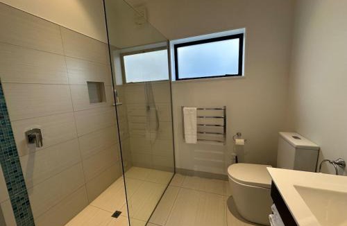 Paraparaumu Beach Apartment | Kapiti Breeze, Walk to Beach, Golf and Cafes