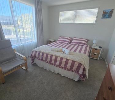 Devonport Bed & Breakfast | Large bedroom with en-suite in a new house Devonport