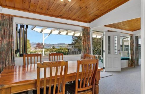 Hilltop House | Bellbird Cottage With Lake and Mountain Views