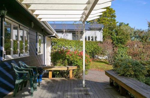 Hilltop House | Bellbird Cottage With Lake and Mountain Views