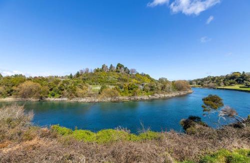Rangatira Park House | Riverview on Hindmarsh - Elevated Stunning Waikato River Views - Taupo