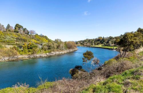 Rangatira Park House | Riverview on Hindmarsh - Elevated Stunning Waikato River Views - Taupo
