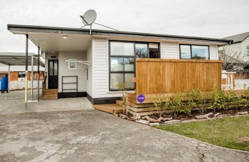 Te Anau House | Cherry Tree Cottage - Te Anau Holiday Home