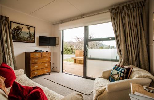 Te Anau House | Cherry Tree Cottage - Te Anau Holiday Home