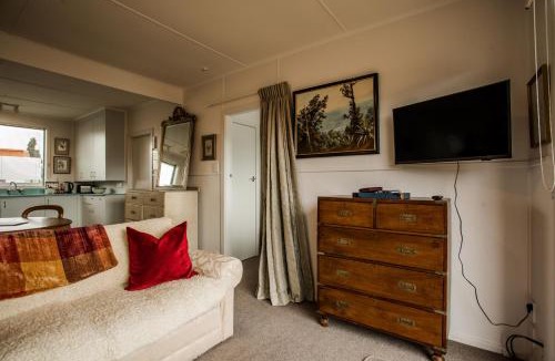 Te Anau House | Cherry Tree Cottage - Te Anau Holiday Home