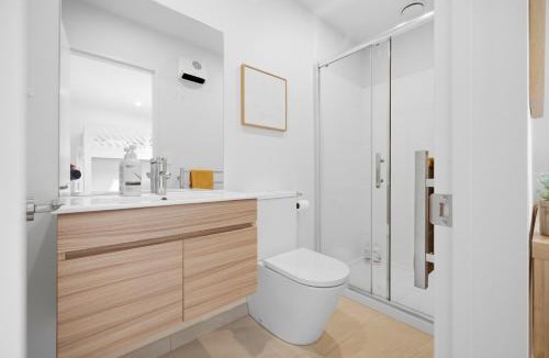 Linwood House | Stylish 3BR Ensuite, CBD, Car Park, Stadium Nearby