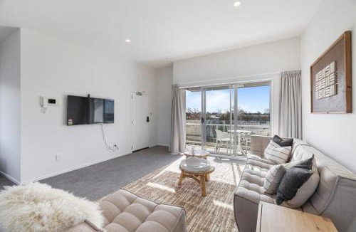 Christchurch City Centre Apartment | Top Floor Oasis with Pool Gym and Parking