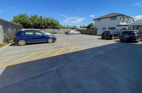 Hamilton Apartment | Modern Private Apartment with AC and free parking