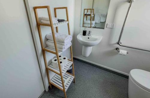 Hamilton Apartment | Modern Private Apartment with AC and free parking
