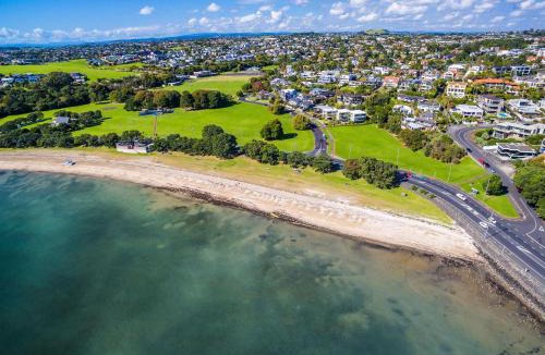 Orakei Villa | Elegant 4BR Home w Sea View & Garden & 3 Min Walk to Beach