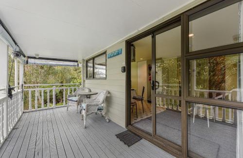 Moetapu Bay House | Treetops & Tide Cottage - Moetapu Holiday Home