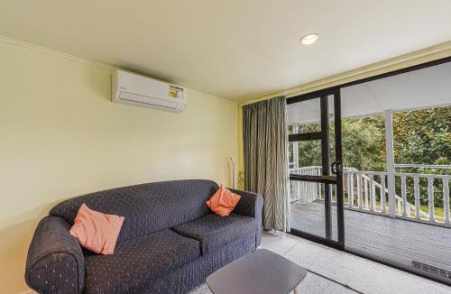 Moetapu Bay House | Treetops & Tide Cottage - Moetapu Holiday Home