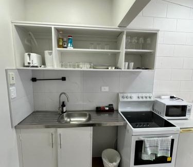 Epsom Hotel | Dolphin Court Motel