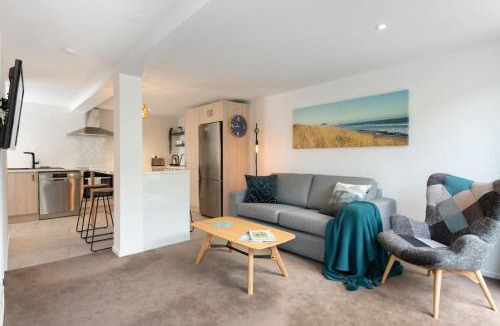 Omanu House | The Little Blue Penguin
