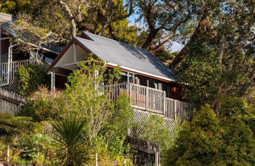 Paihia Villa | Cosy Kiwi Cottage with Scenic Views & Deck