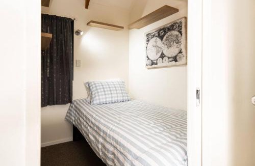 Paihia Villa | Cosy Kiwi Cottage with Scenic Views & Deck
