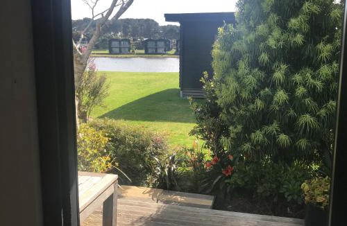 Matarangi Villa | Cozy Matarangi Cabin Garden and Lake views