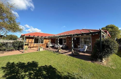 Owhata House | Mooma's - Single Level Covered Patio Sleeps 8