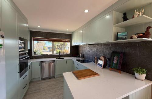 Owhata House | Mooma's - Single Level Covered Patio Sleeps 8