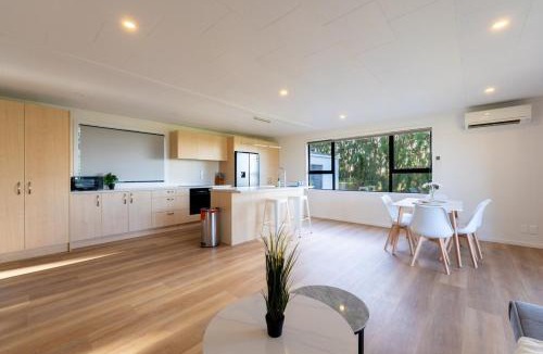 Kingseat House | Charming 3-Bedroom Farm Stay Cabin in Kingseat