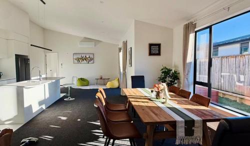 Hamilton Villa | Willow & Light Spacious Warm 4BR Family Retreat