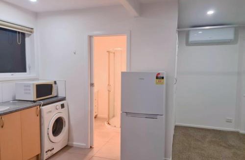 Glenfield House | Private Studio with Ensuite & Own Entrance