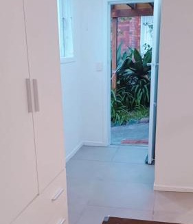 Glenfield House | Private Studio with Ensuite & Own Entrance