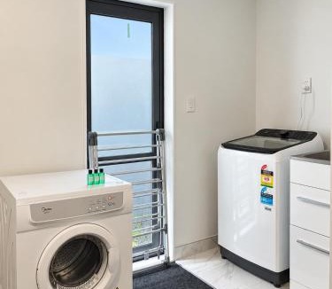 Auckland House | Brand New 3BR v Beach&Train Walk v Courtyard Garage