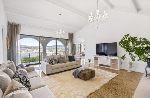 Dunedin House | Hilltop Harbour Vista