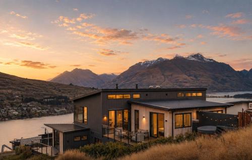 Frankton House | The Long View - Hot tub - Outdoor Fire - Elevated