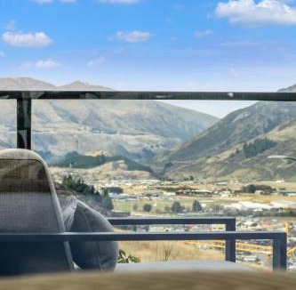 Frankton House | The Long View - Hot tub - Outdoor Fire - Elevated