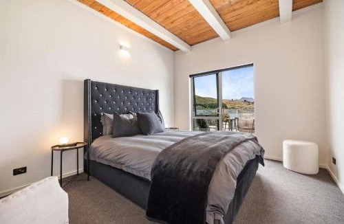 Frankton Apartment | Remarkables View - Te Wai Penthouse