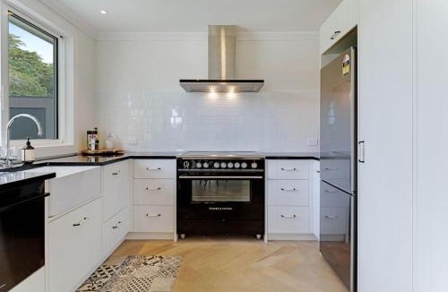 Whangateau House | Panoramic Ocean Escape with Deck - BBQ - Sea Views