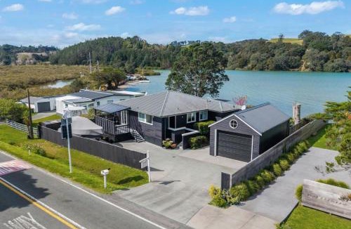 Whangateau House | Panoramic Ocean Escape with Deck - BBQ - Sea Views