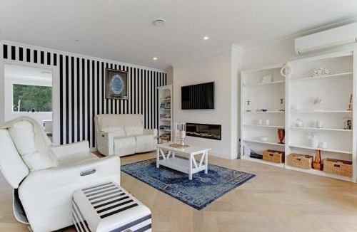 Whangateau House | Panoramic Ocean Escape with Deck - BBQ - Sea Views