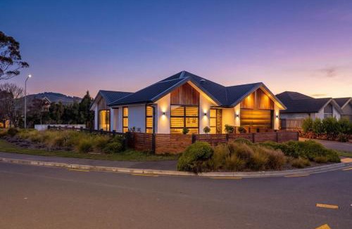 Hoon Hay House | Ataahua a Sunlit 4BR Home that Sleeps 8