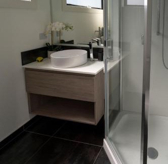 Wharewaka Apartment | New, luxurious and a short stroll to the lake