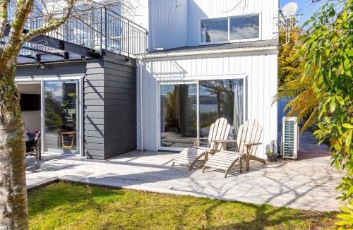 Two Mile Bay House | Bayview, Modern, stunning views and Hot Tub