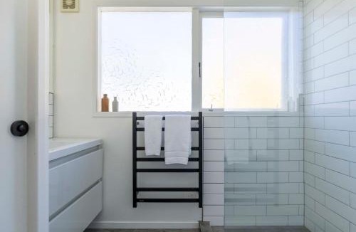 Two Mile Bay House | Bayview, Modern, stunning views and Hot Tub
