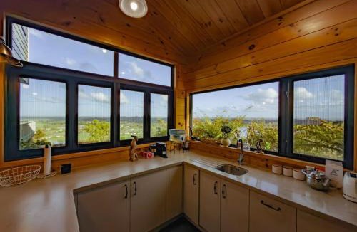 Ngaruawahia House | The Hilltop Haven