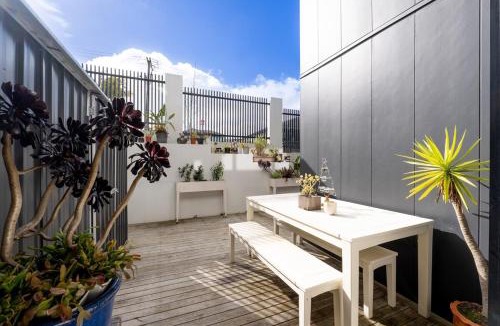 Eastern Beach House | Modern 4-Bedroom Home in Bucklands Beach