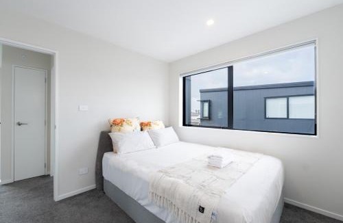 Eastern Beach House | Modern 4-Bedroom Home in Bucklands Beach