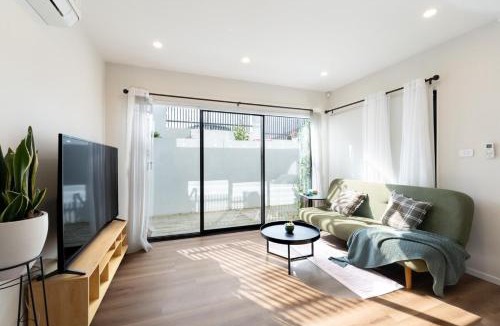 Eastern Beach House | Modern 4-Bedroom Home in Bucklands Beach