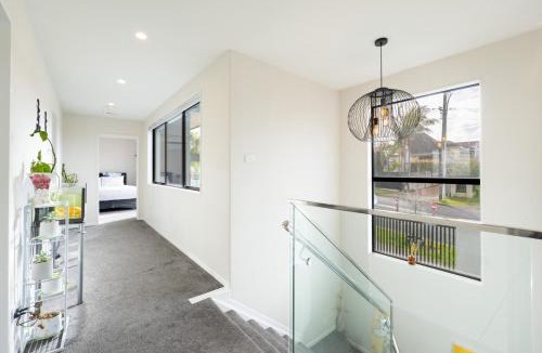 Eastern Beach House | Modern 4-Bedroom Home in Bucklands Beach