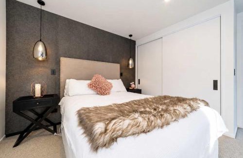 Prebbleton House | Stylish Home w- Private Spa Indoor & Outdoor Fire