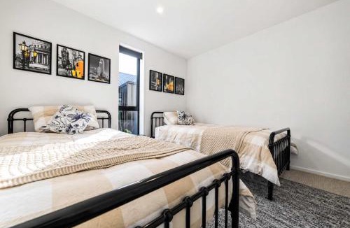 Prebbleton House | Stylish Home w- Private Spa Indoor & Outdoor Fire