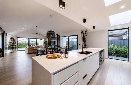 Prebbleton House | Stylish Home w- Private Spa Indoor & Outdoor Fire
