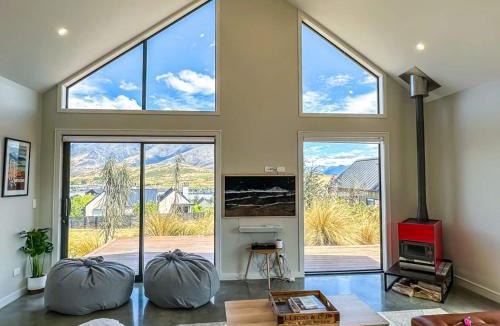 Kawarau Falls House | Falcons Retreat with spa near skifields